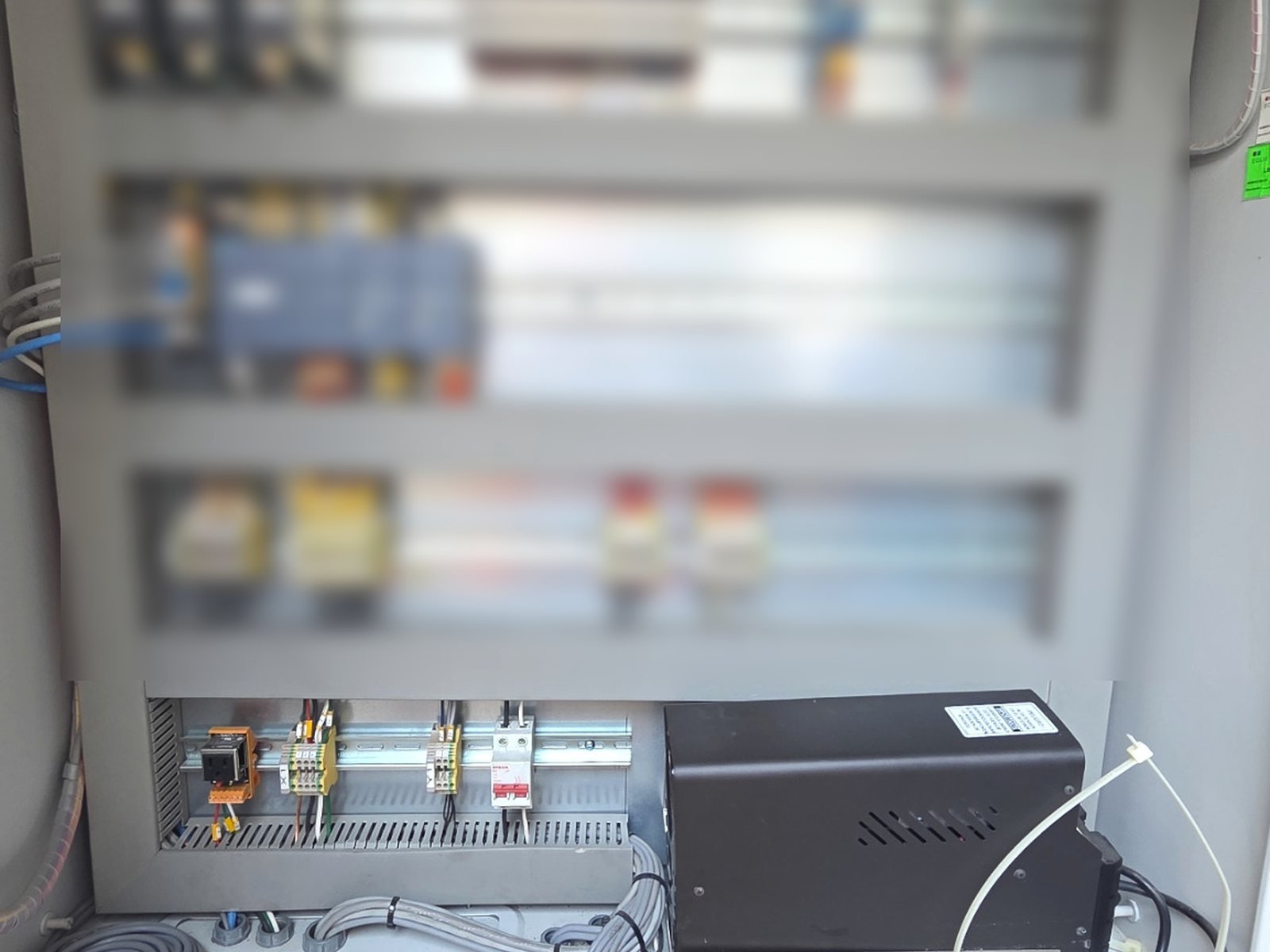Tablero de control industrial con PLC, protecciones, relevadores y borneras.