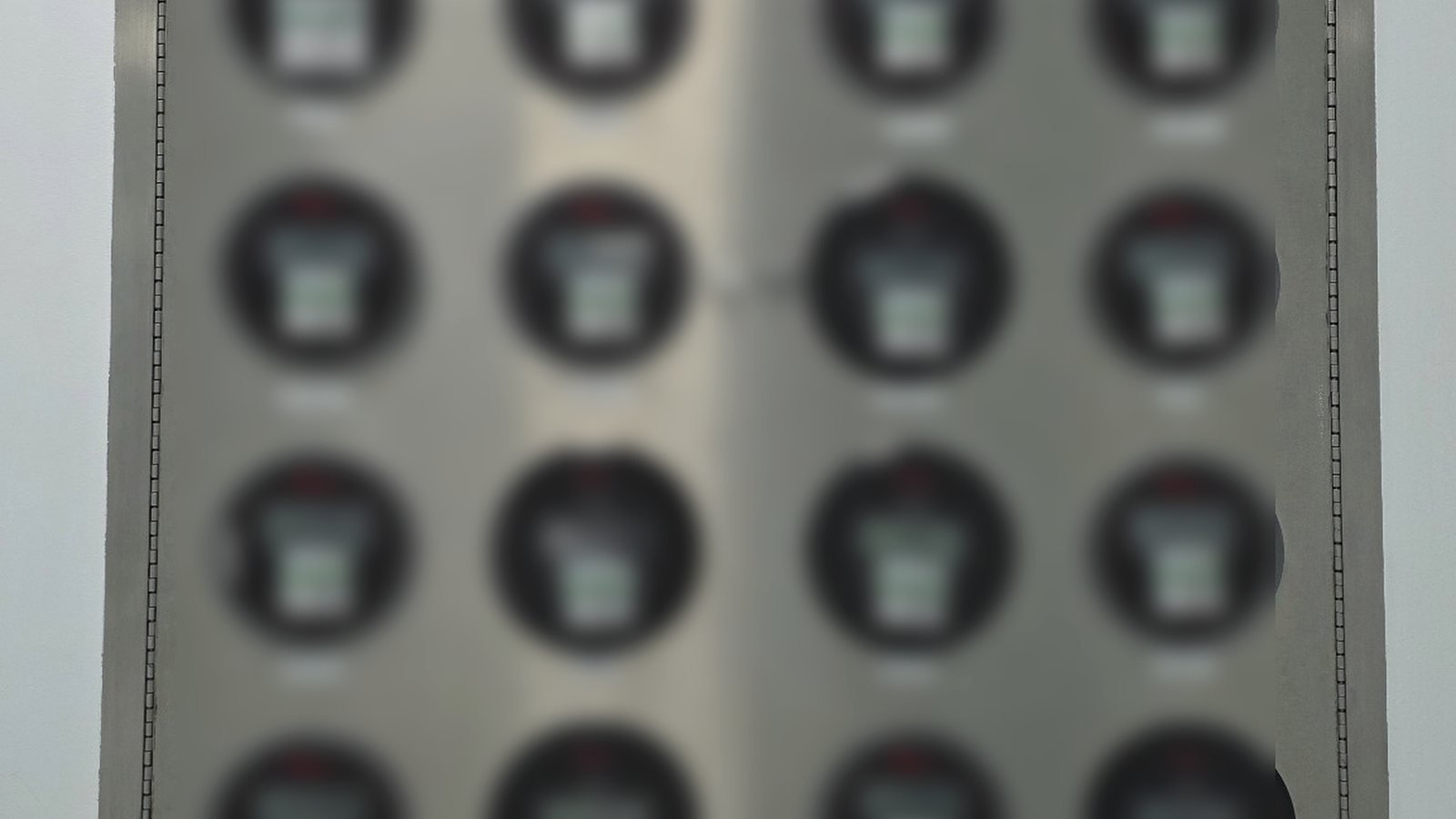 Panel de indicadores de presión diferencial utilizado para supervisión ambiental.