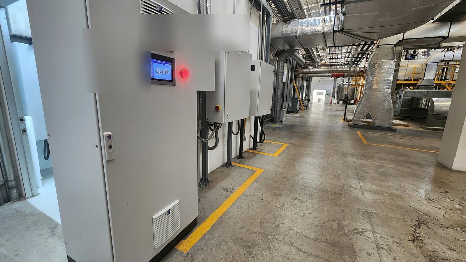 Cuarto técnico industrial con tableros de control instalados junto a sistemas HVAC.
