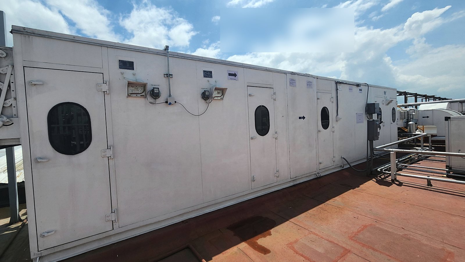 Unidad manejadora de aire instalada en azotea con ductos y accesorios de monitoreo.