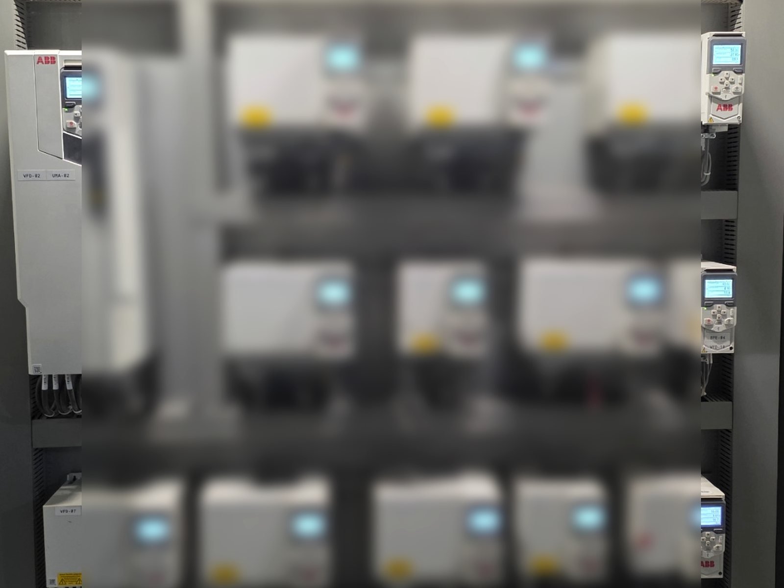 Tablero industrial con variadores de frecuencia instalados y organizados.